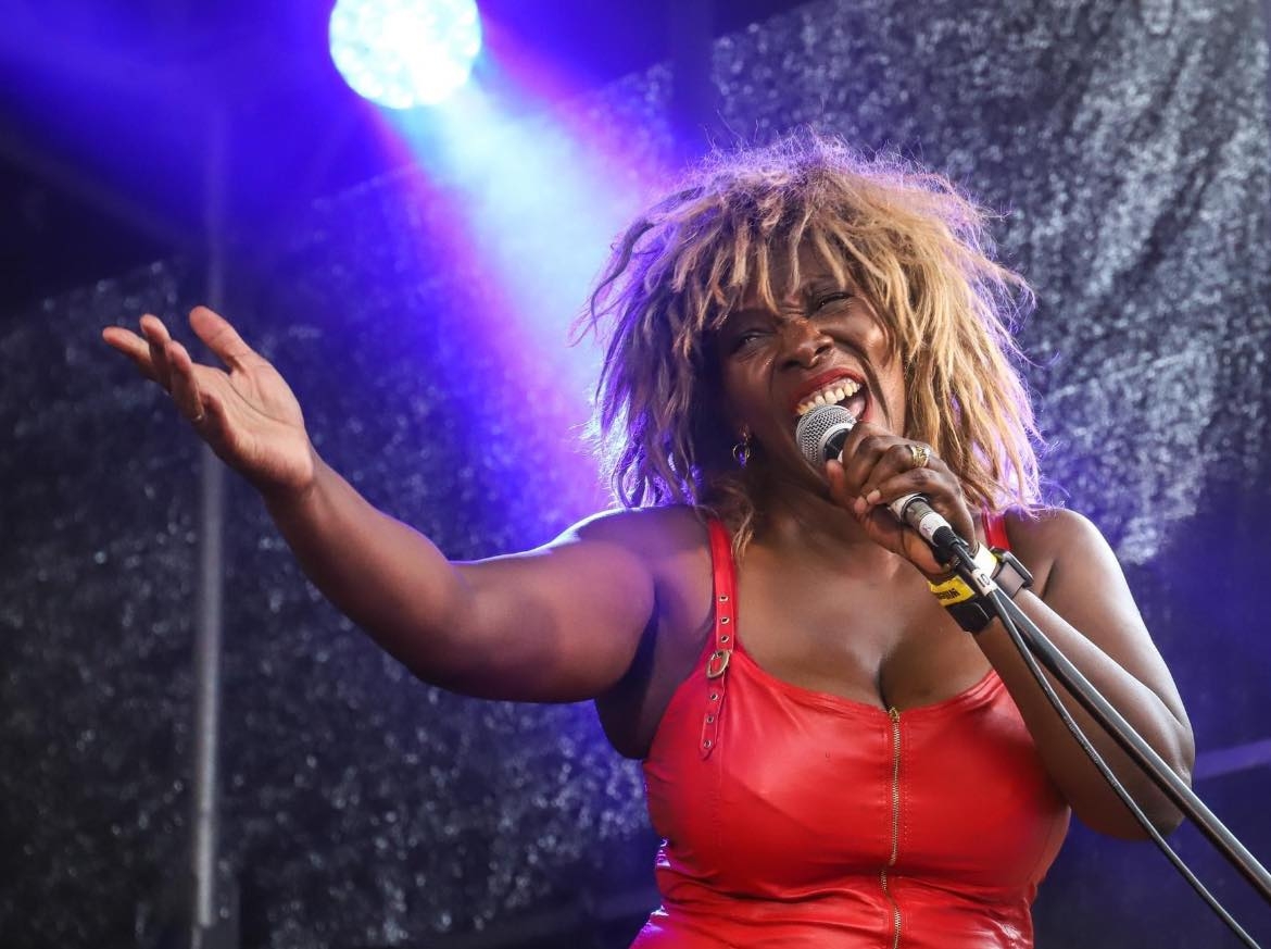 Singer Sass Brown posing