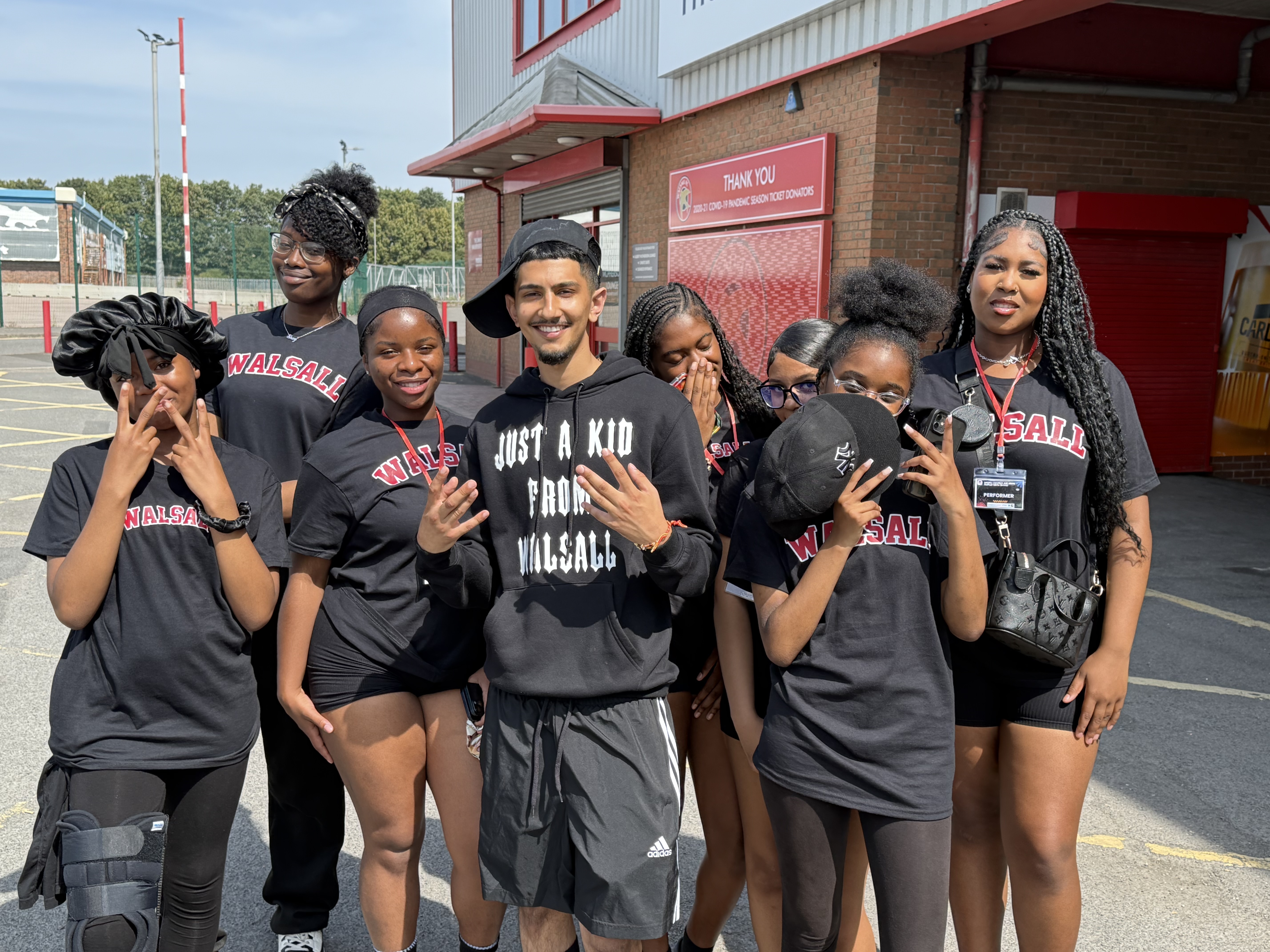 Nayra J and the dance group