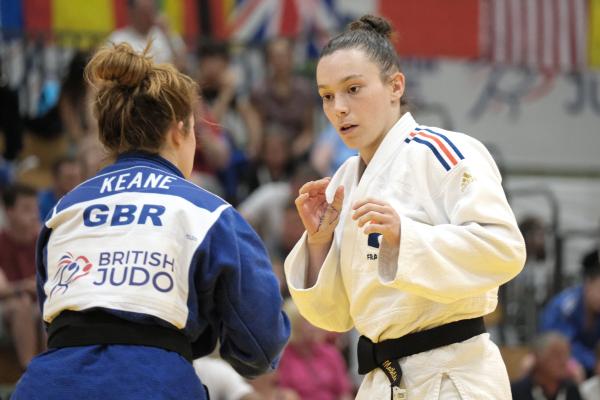 Two judoka fighting