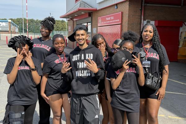 Nayra J and the dance group